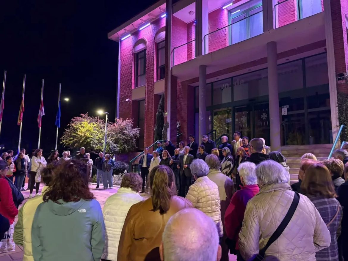 Minuto de silencio en la puerta del Ayuntamiento. ENA