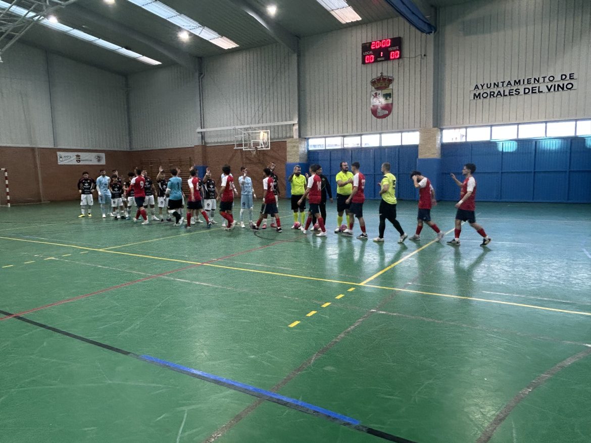 El Unión Arroyo saludando a los jugadores del River Zamora. ENA