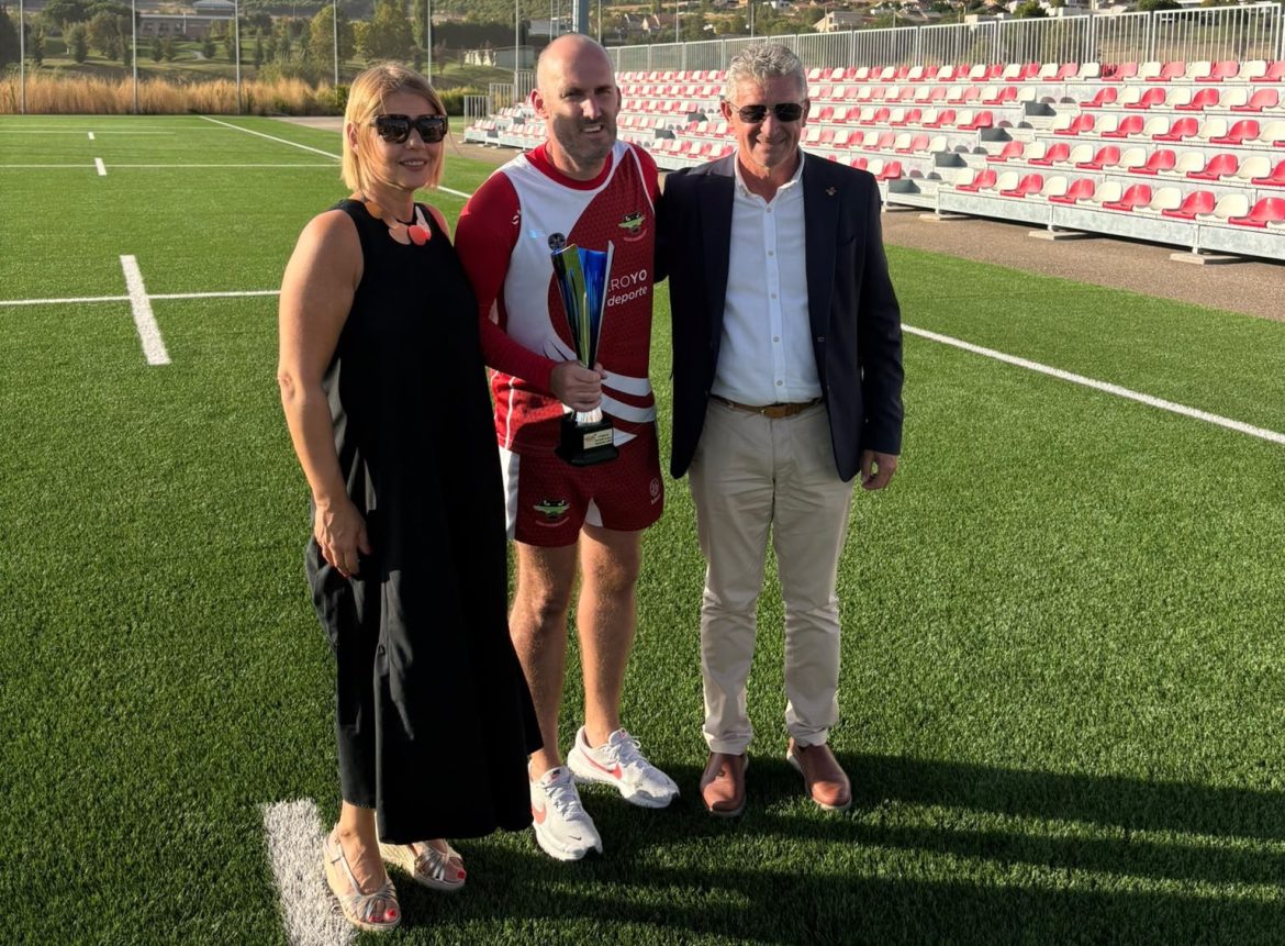 Sandra González, concejala de Educación y Deportes y Sarbelio Fernández, alcalde de Arroyo de la Encomienda entregaron el trofeo de campeones de la primera ronda. ENA