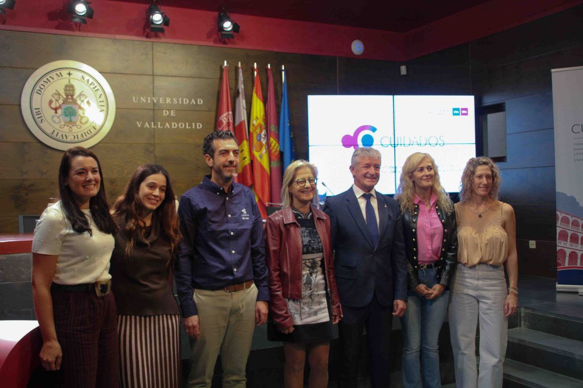 Sarbelio Fernández acompañado de varias autoridades y representantes de la nueva Cátedra. ENA