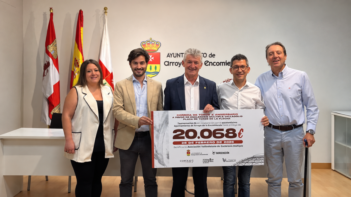 Entrega del cheque de 20.068 euros correspondiente a la recaudación del festejo taurino solidario. ENA