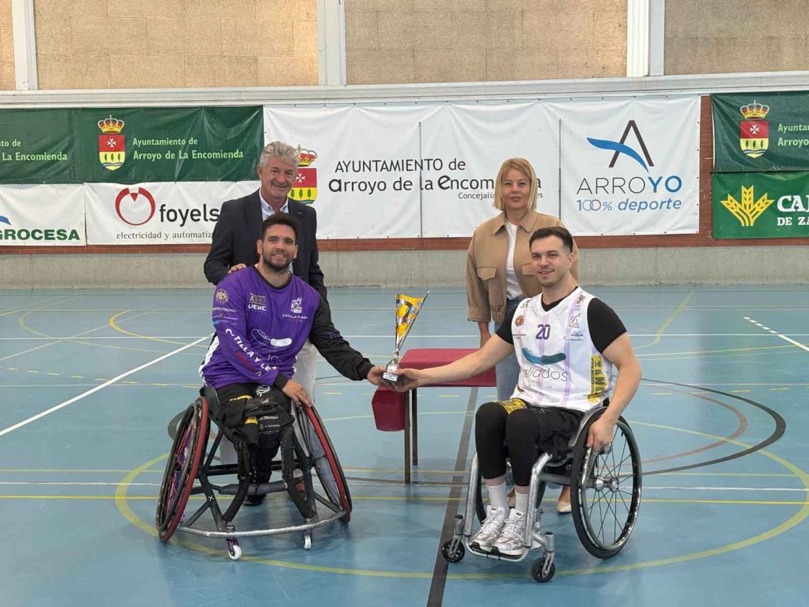 Sarbelio Fernández y Sandra González entregando el trofeo. ENA