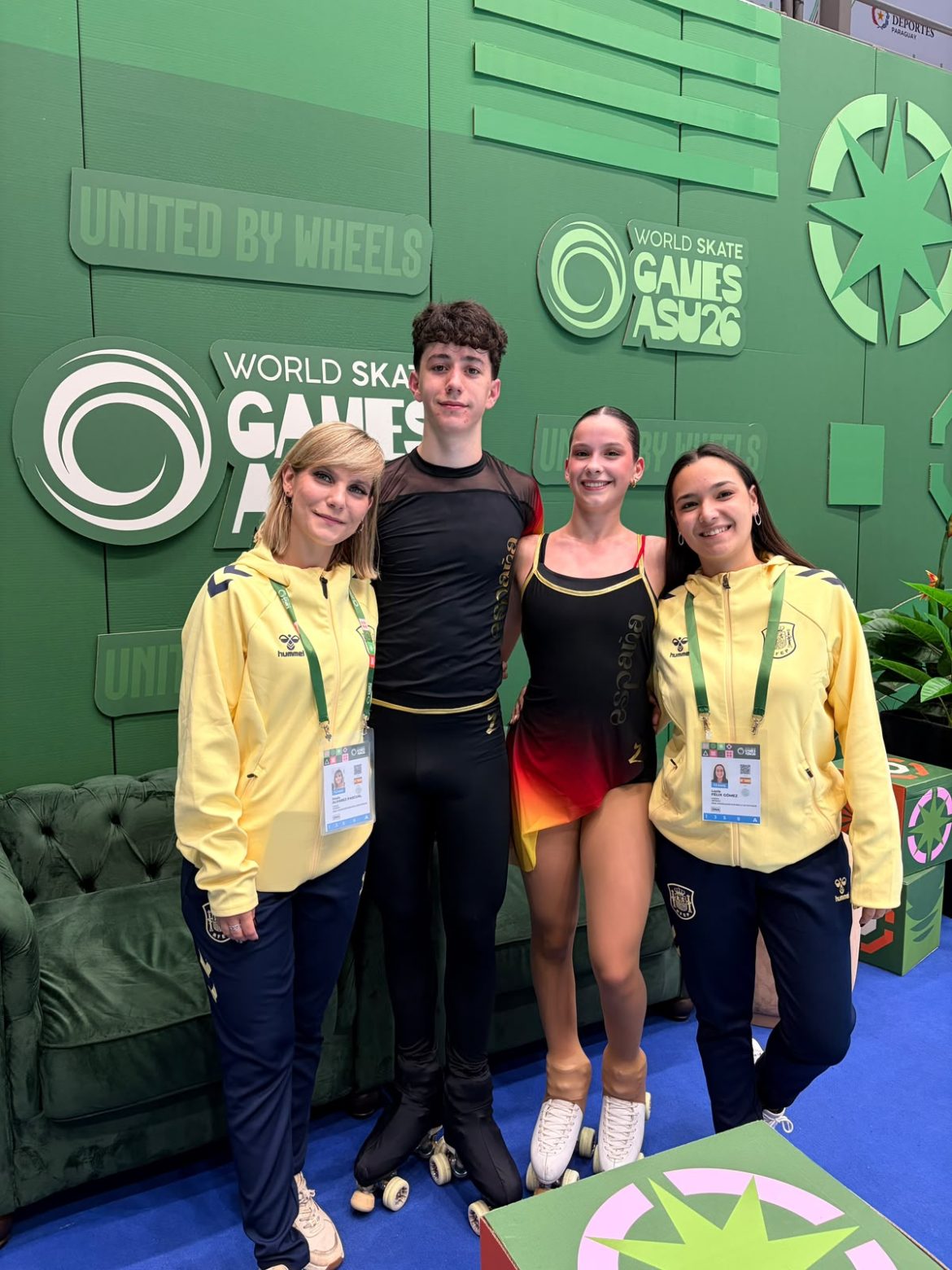 Daniela Ruiz e Iván Alonso junto a sus entrenadoras Paula Álvarez y Lucía Félix. ENA